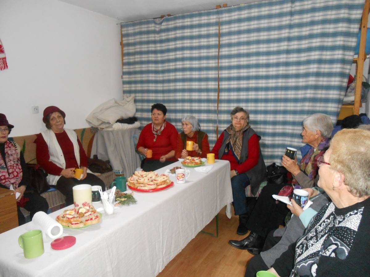 Közösségben. Az idős, magányos emberek sokszor csak társaságra vágynak •  Fotó: Haáz Vince