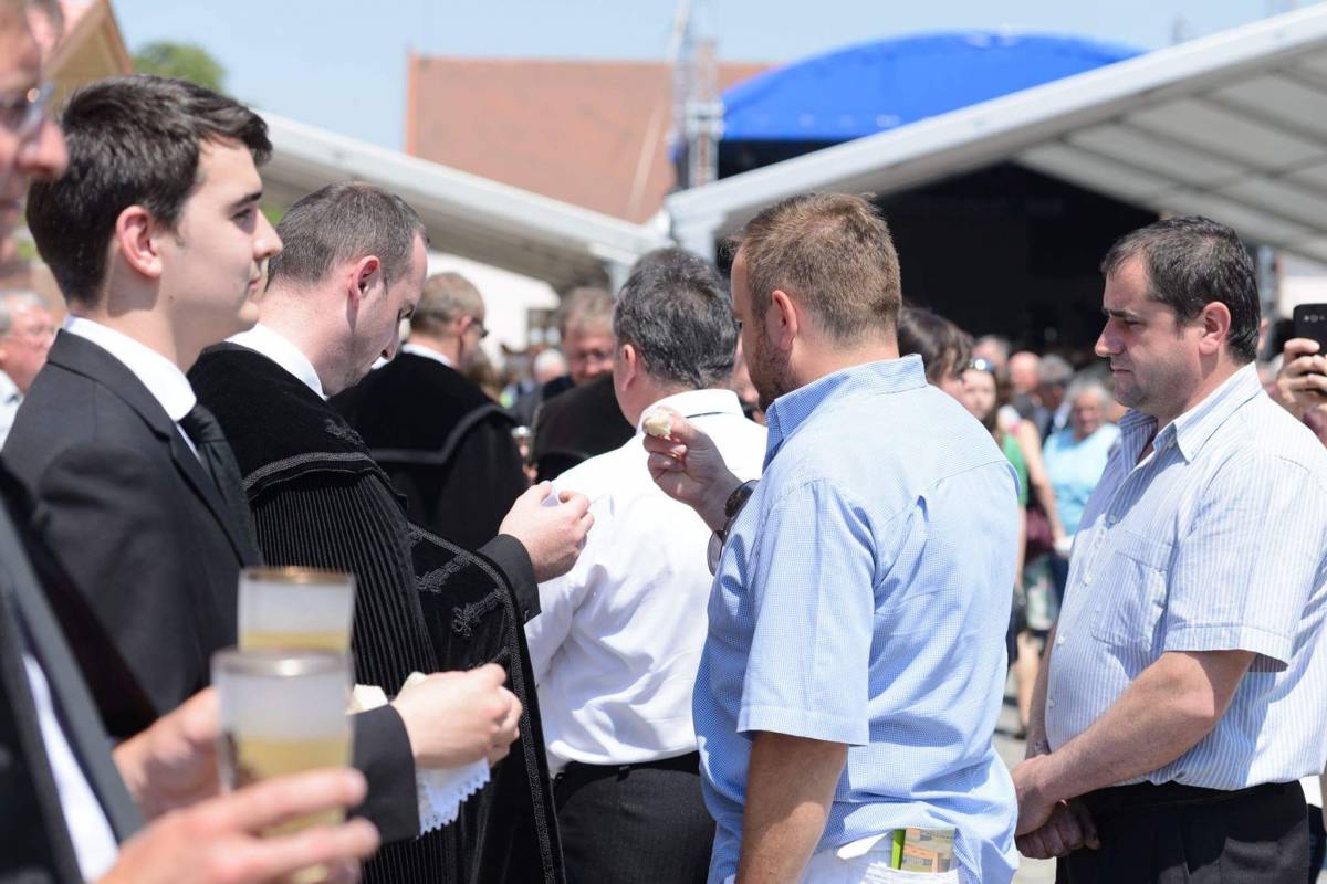 Több ezer ember közösen vett úrvacsorát a nagyváradi várban &bullet;  Fotó: Kis Gábor