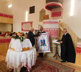 Új címert és zászlót kapott Méra