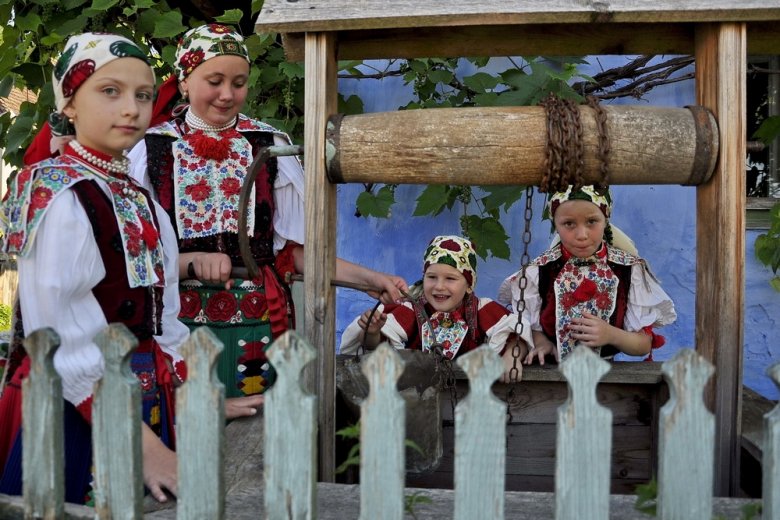 Kalotaszegi lányok a pompás népviseletben •  Fotó: Tasnádi Tamás