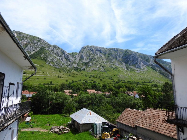 Kilátás a múzeum udvaráról a Székelykőre •  Fotó: Makkay József