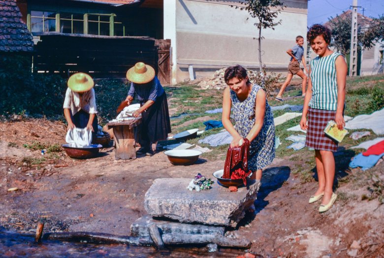 Patakban ruhát mosó erdélyi asszonyok az 1960-as évek végén •  Fotó: Bridget Gubbins