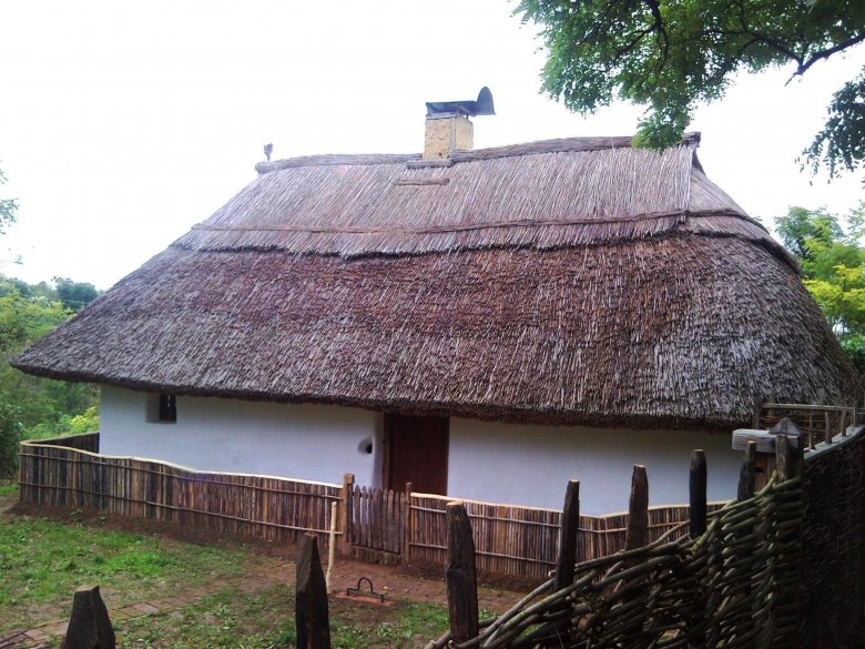 Restaurált nádfedeles szalacsi zsellérház •  Fotó: Sütő Éva