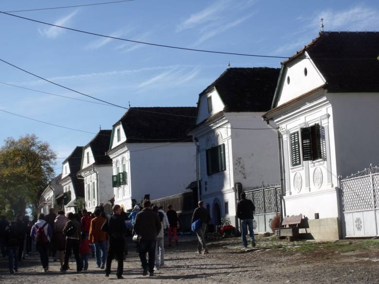 Turisták Torockón: a vendégek egymásnak adják a kilincset a felújított vendégházakban •  Fotó: Gligor Róbert László