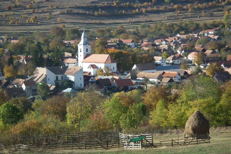 Az unitáriusok puritán egyszerűségű temploma uralja a falu központját, de a környéket is •  Fotó: Kádár Hanga