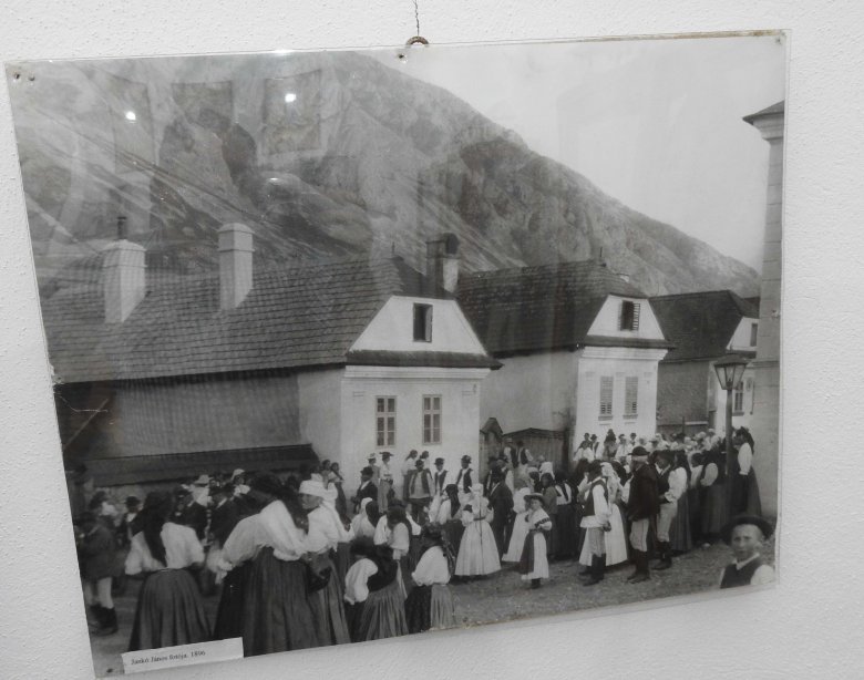 Az 1800-as évek végén készült fotó Torockó főutcáján •  Fotó: Makkay József