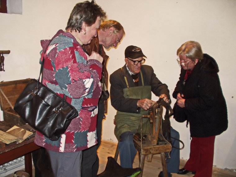 Bútordarabszerű faliórákat is javított: régi mesteremberek, régi mesterségek nyomában