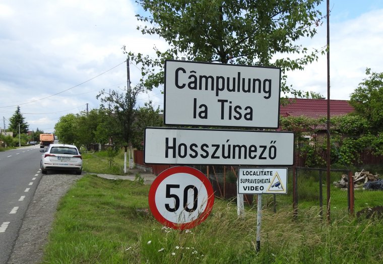 „Magyarul” kampányolva váltanák le az RMDSZ-es polgármestert a román pártok a máramarosi magyar szigeten