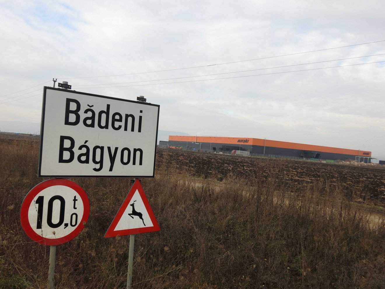 Településjelző tábla az ipari park bejáratánál •  Fotó: Makkay József