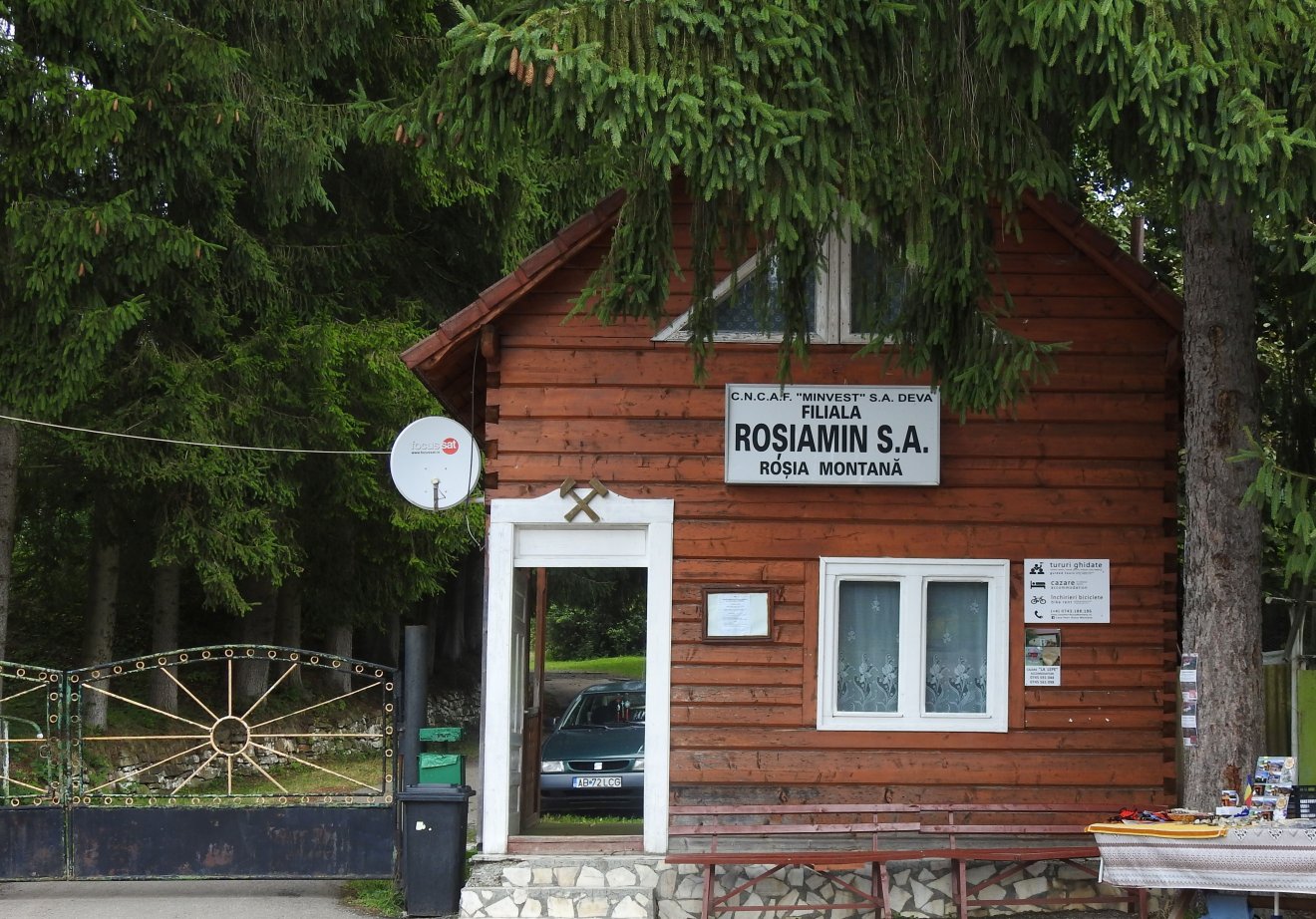 A verespataki bányamúzeum és az egykori bányavállalat bejárata •  Fotó: Makkay József