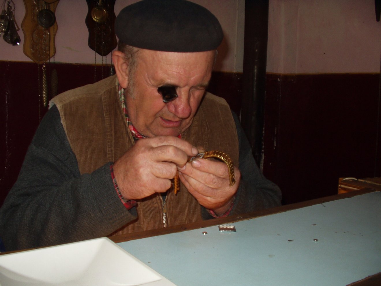 Még a toronyóráért is jótállott volna Délczeg Sándor érmihályfalvi órásmestmer •  Fotó: Sütő Éva