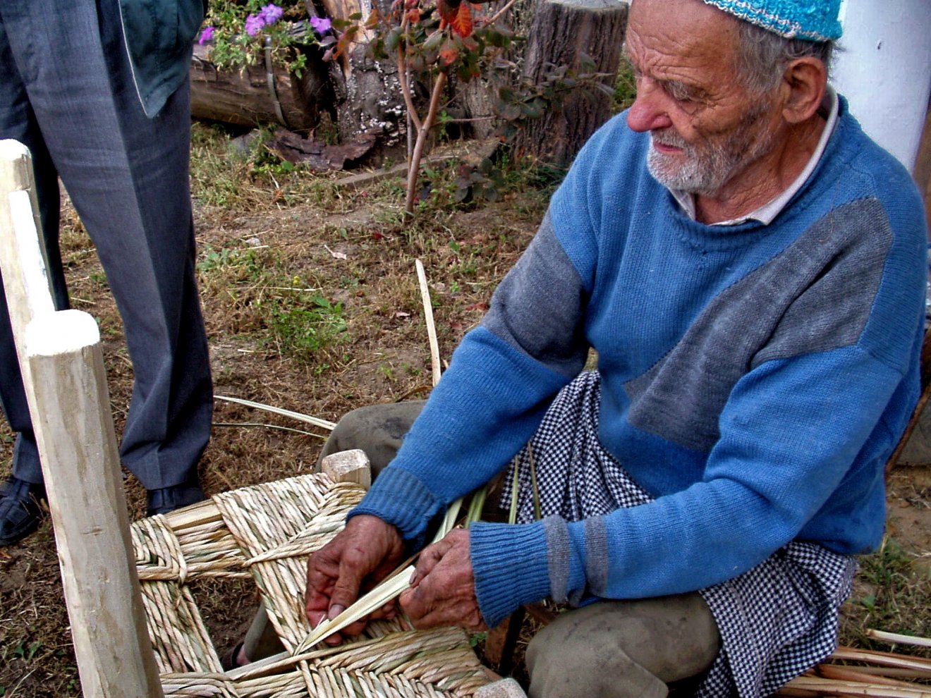 A néhai Fazakas Károly családja számára már a múlt század elején is a gyékényfonás biztosította a megélhetést •  Fotó: Sütő Éva