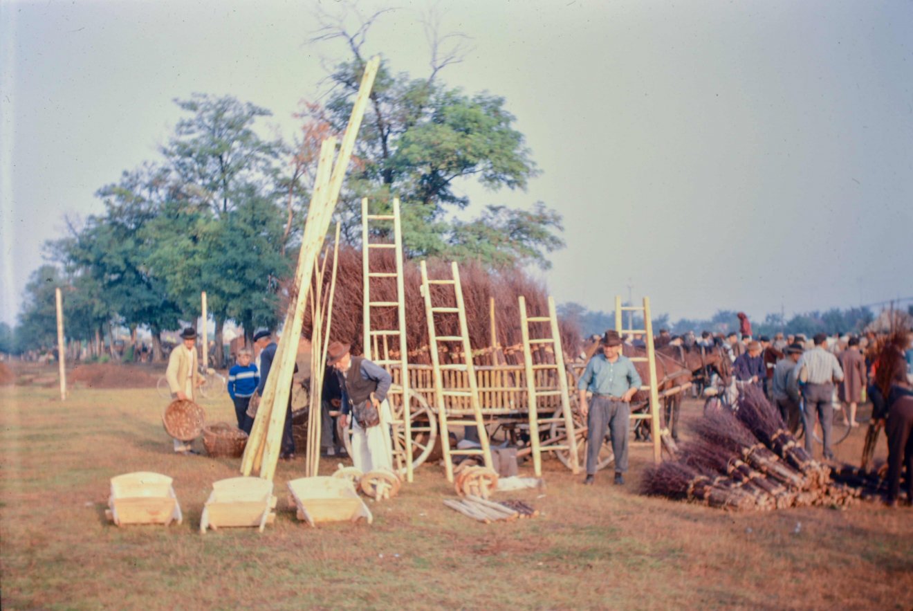 A Mócvidékről érkező fuvarosok Erdély-szerte kínálták kézműves termékeiket •  Fotó: Bridget Gubbins