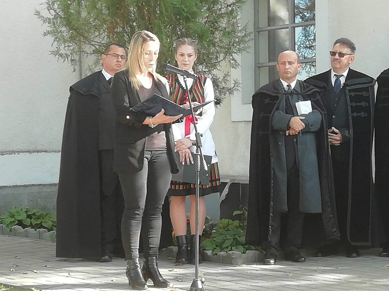 Gáll Hajnalka csíkszeredai konzul Semjén Zsolt magyar miniszterelnök-helyettes levelét olvasta fel •  Fotó: Somogyi Botond