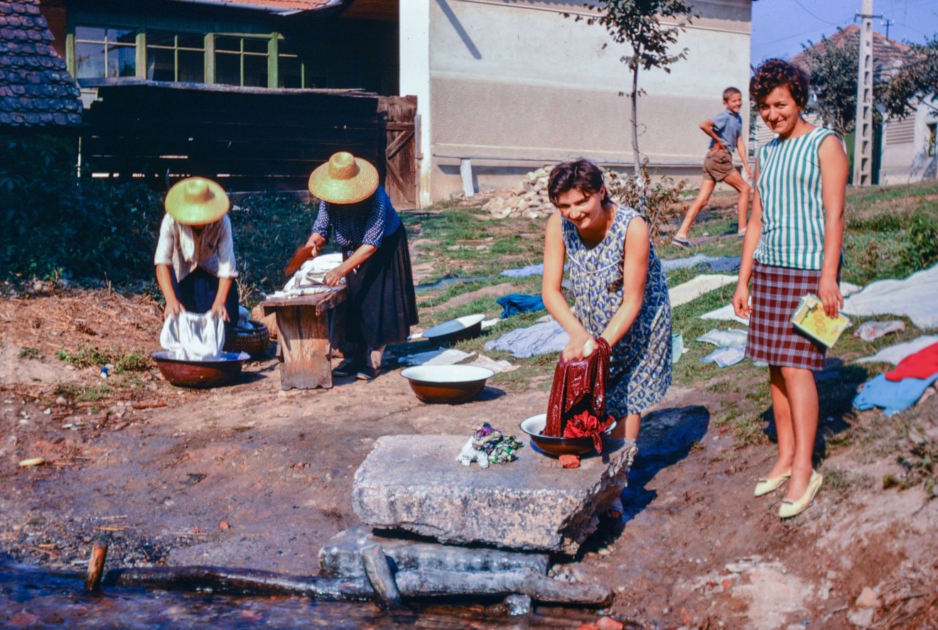 Patakban ruhát mosó erdélyi asszonyok az 1960-as évek végén •  Fotó: Bridget Gubbins