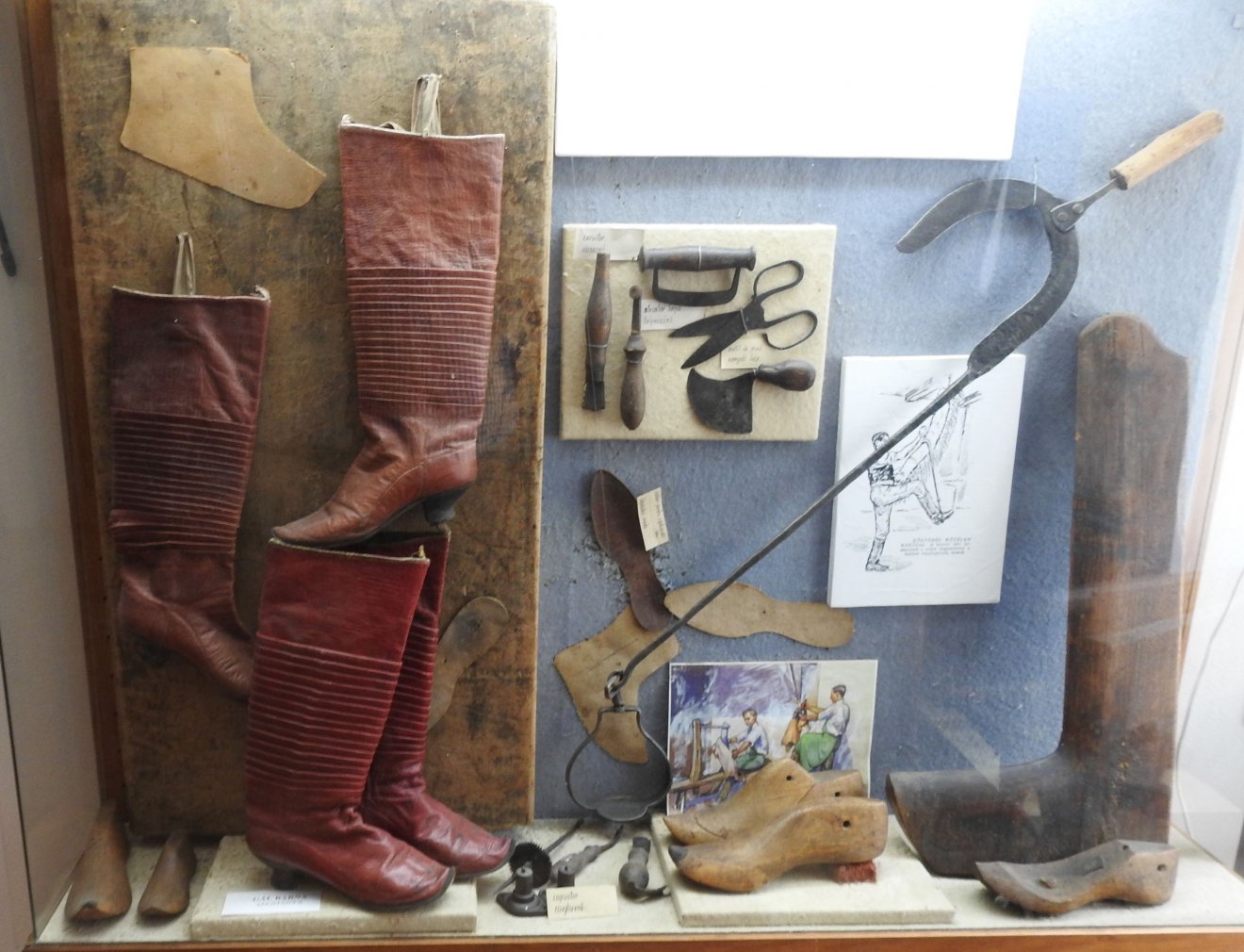 Női csizmák és a falu utolsó csizmadia-műhelyéből megöröklött szerszámok &bullet;  Fotó: Makkay József