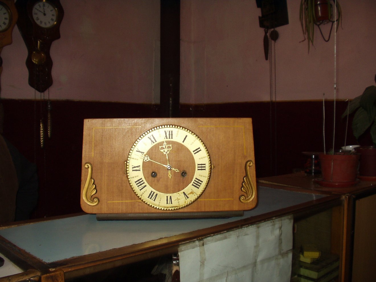 A régi óraszerkezet javítása biztos kezet és titkos szakmai fogásokat igényel •  Fotó: Sütő Éva