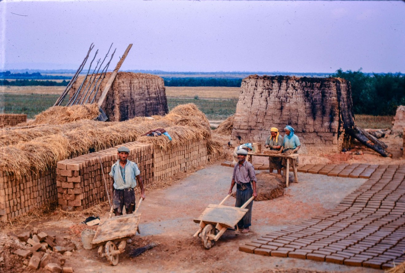 Cigánytéglát égető család a kommunizmus éveiben •  Fotó: Bridget Gubbins