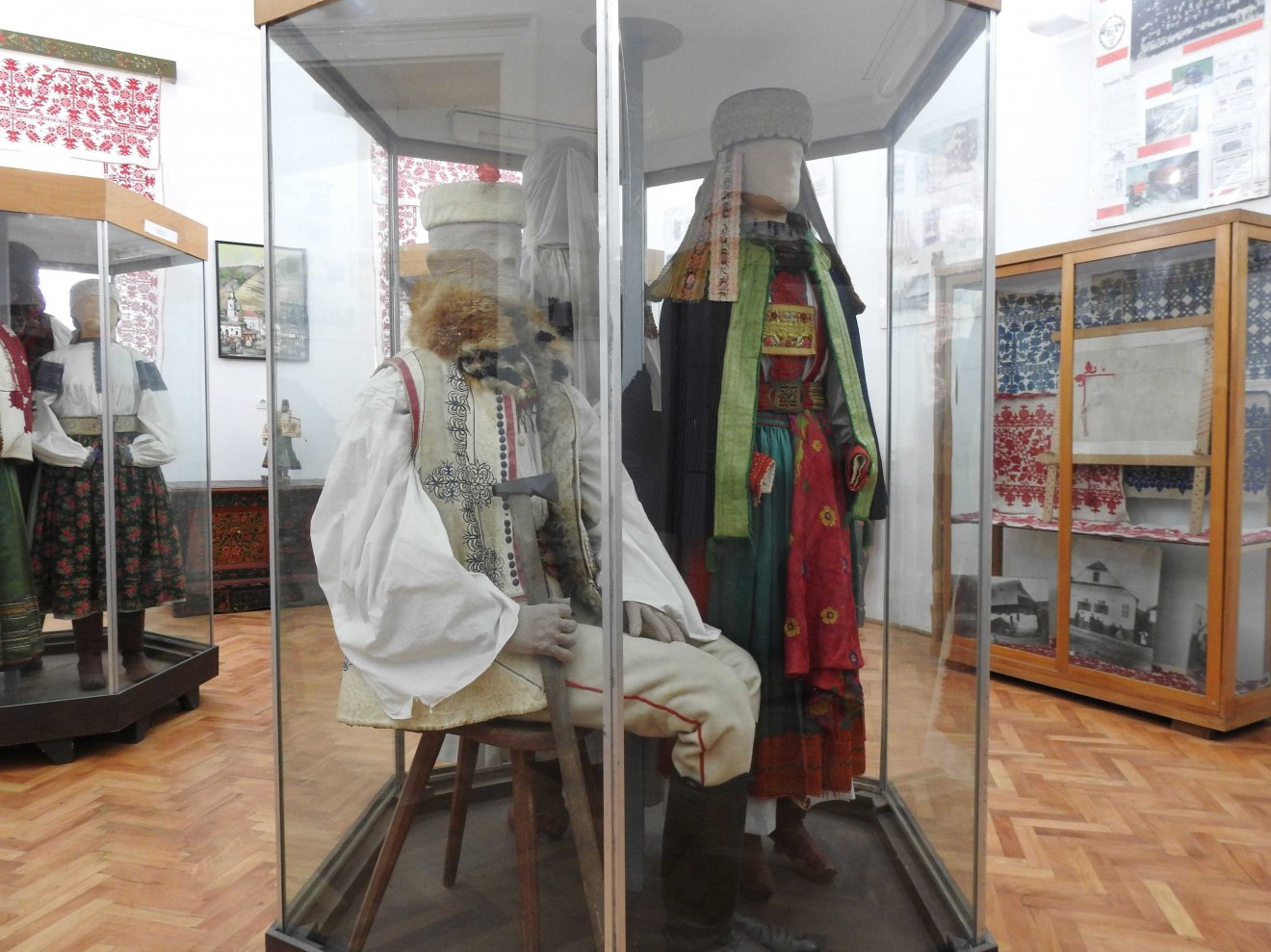 Torockói fiatal pár népviselete &bullet;  Fotó: Makkay József