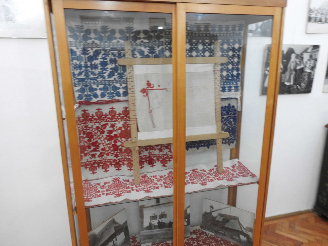 Napjainkban már csak idősebb asszonyok varrnak &bullet;  Fotó: Makkay József