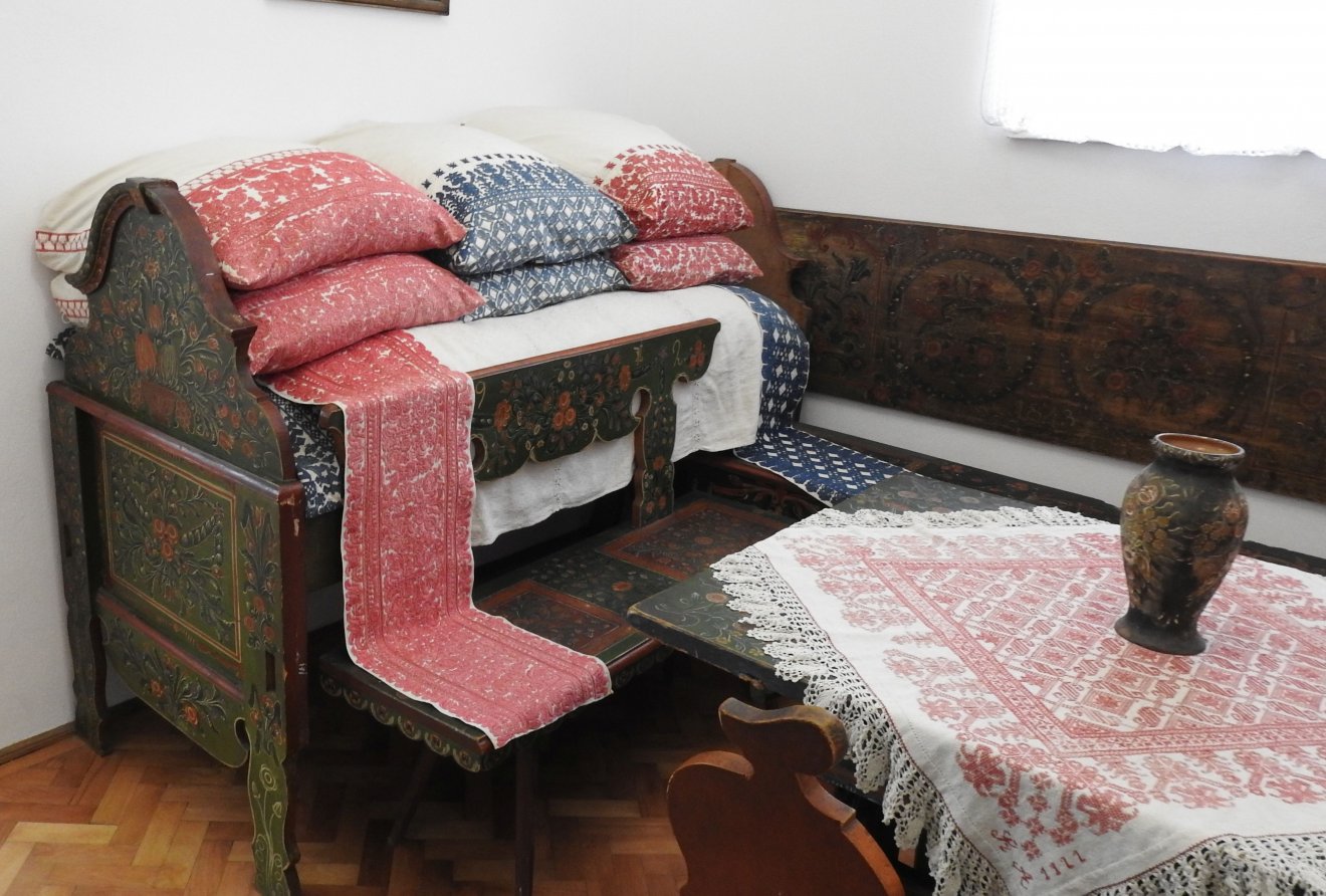 Torockói tisztaszoba festett bútorokkal és varrottasokkal &bullet;  Fotó: Makkay József