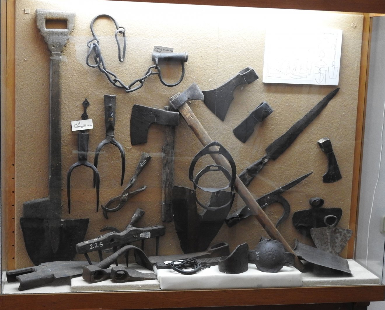 Mezőgazdaságban és erdészetben használatos fémszerszámok a 19. századból &bullet;  Fotó: Makkay József