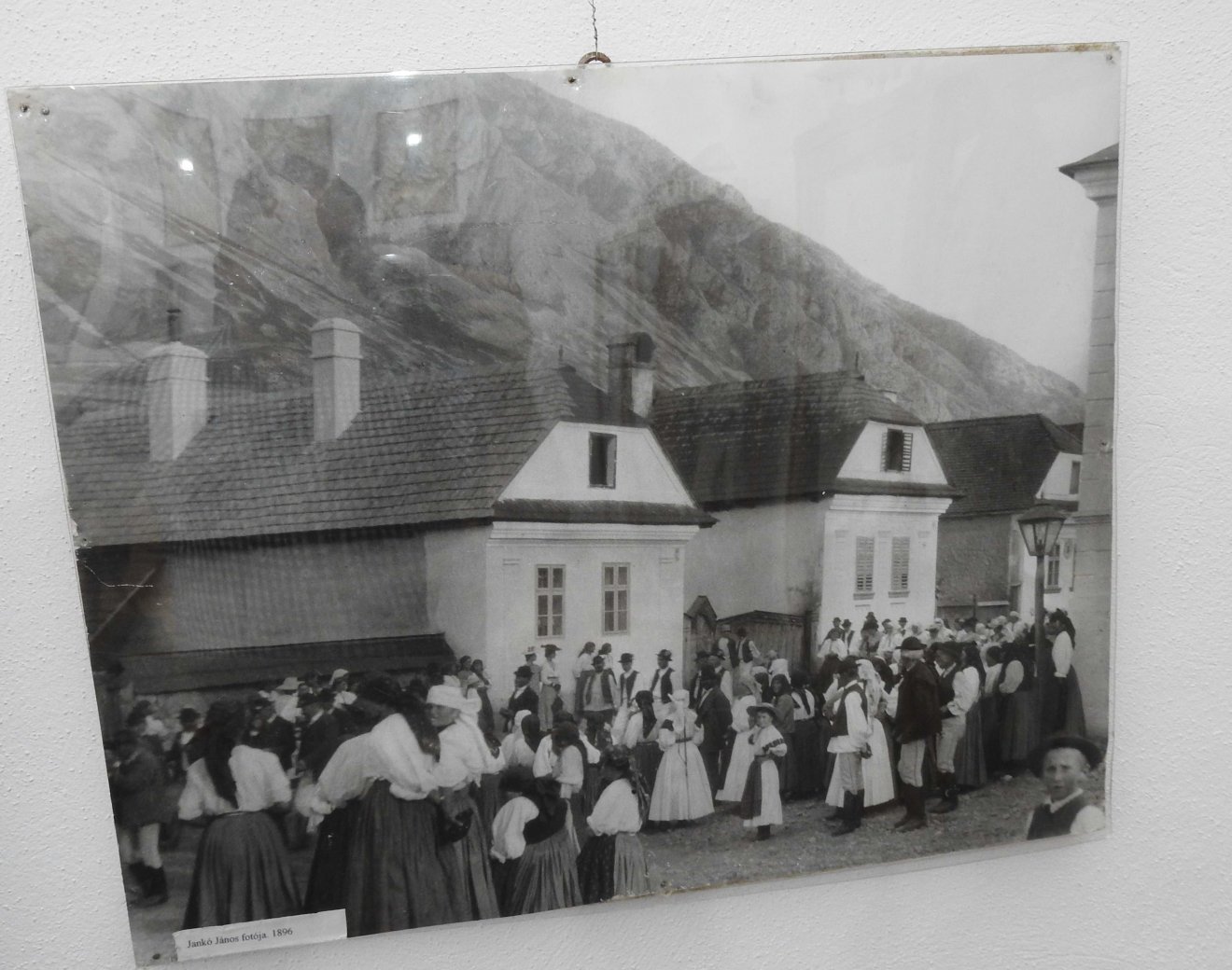 Az 1800-as évek végén készült fotó Torockó főutcáján &bullet;  Fotó: Makkay József