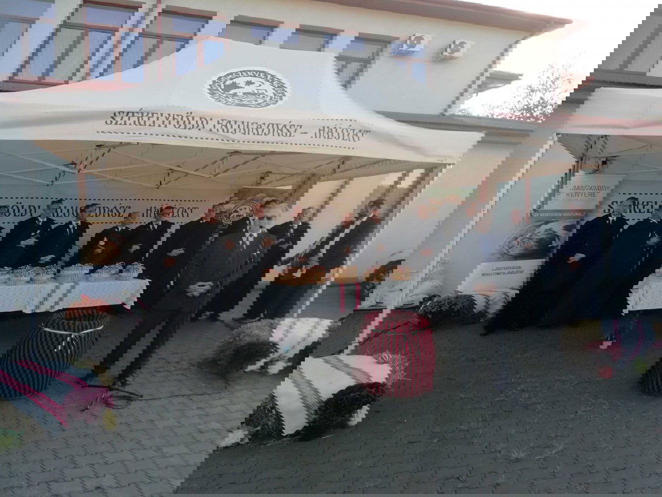 A kultúrotthon előtti téren lezajlott búzaösszeöntésen  Szabó Árpád, a Maros megyei gazdaegyesület elnöke köszönti a résztvevőket •  Fotó: Somogyi Botond