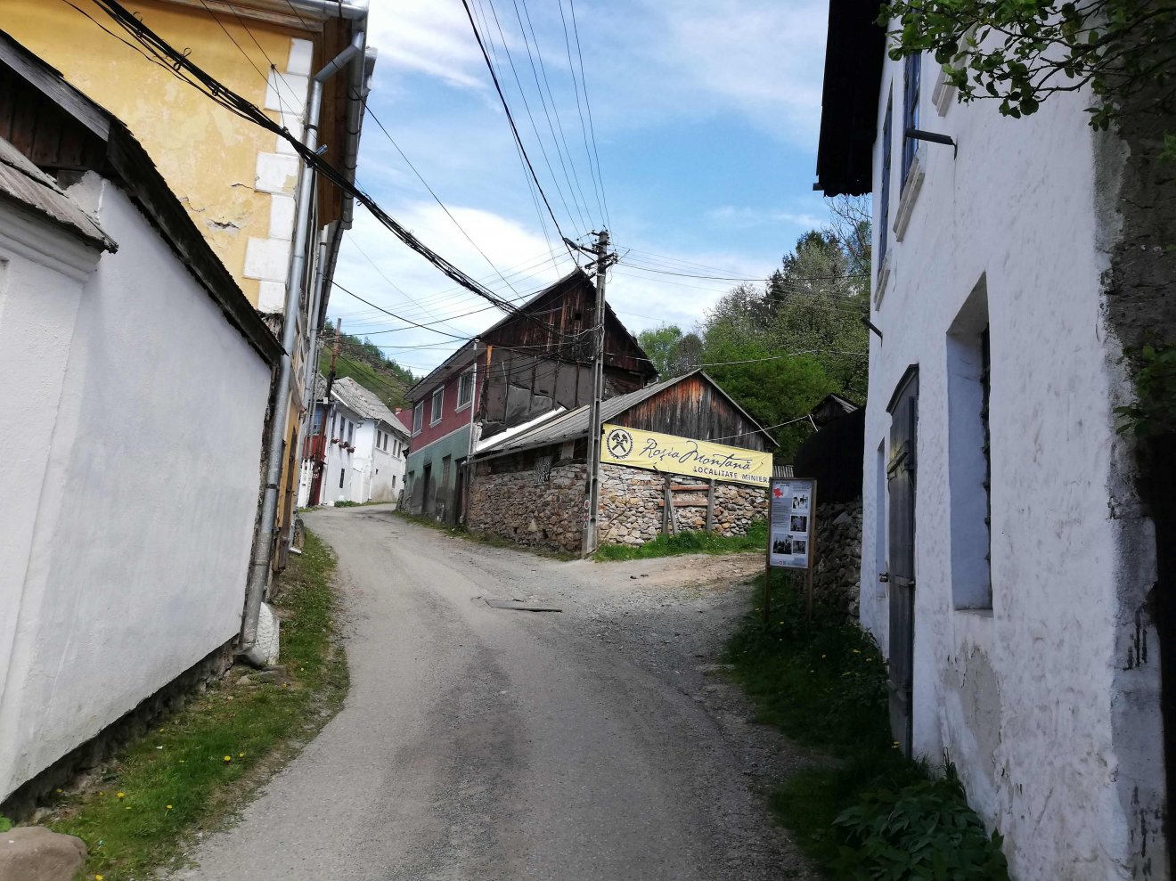 Verespataki utca a falu központjában •  Fotó: Makkay József