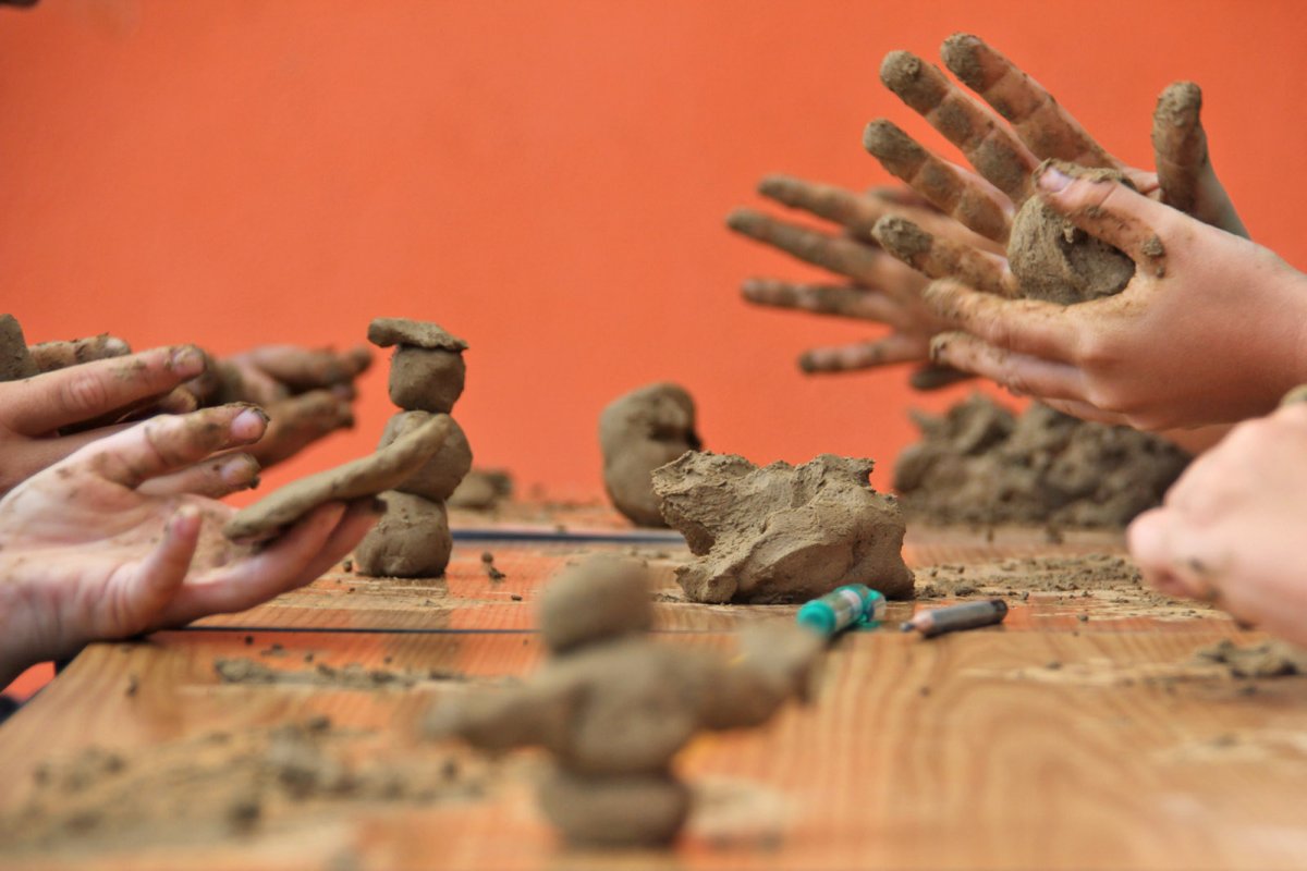 A képzőművészeti táborban a helyi gyerekek is kipróbálják az alkotás örömét &bullet;  Fotó: Boda L. Gergely