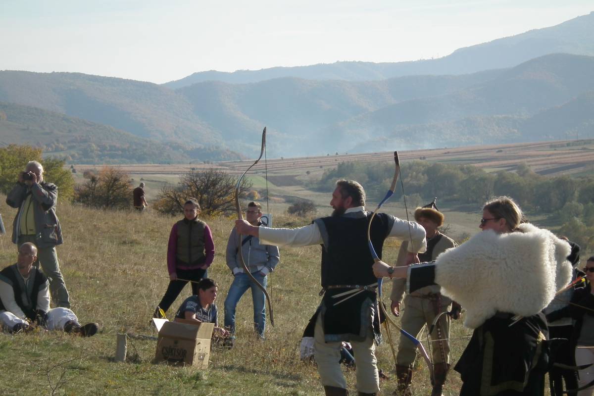 Szkíta öltözetű íjászok rendszeresen szerveznek versenyt a Székelykő lábánál &bullet;  Fotó: Kádár Hanga