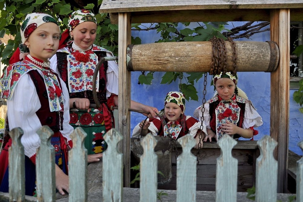 Kalotaszegi lányok a pompás népviseletben &bullet;  Fotó: Tasnádi Tamás