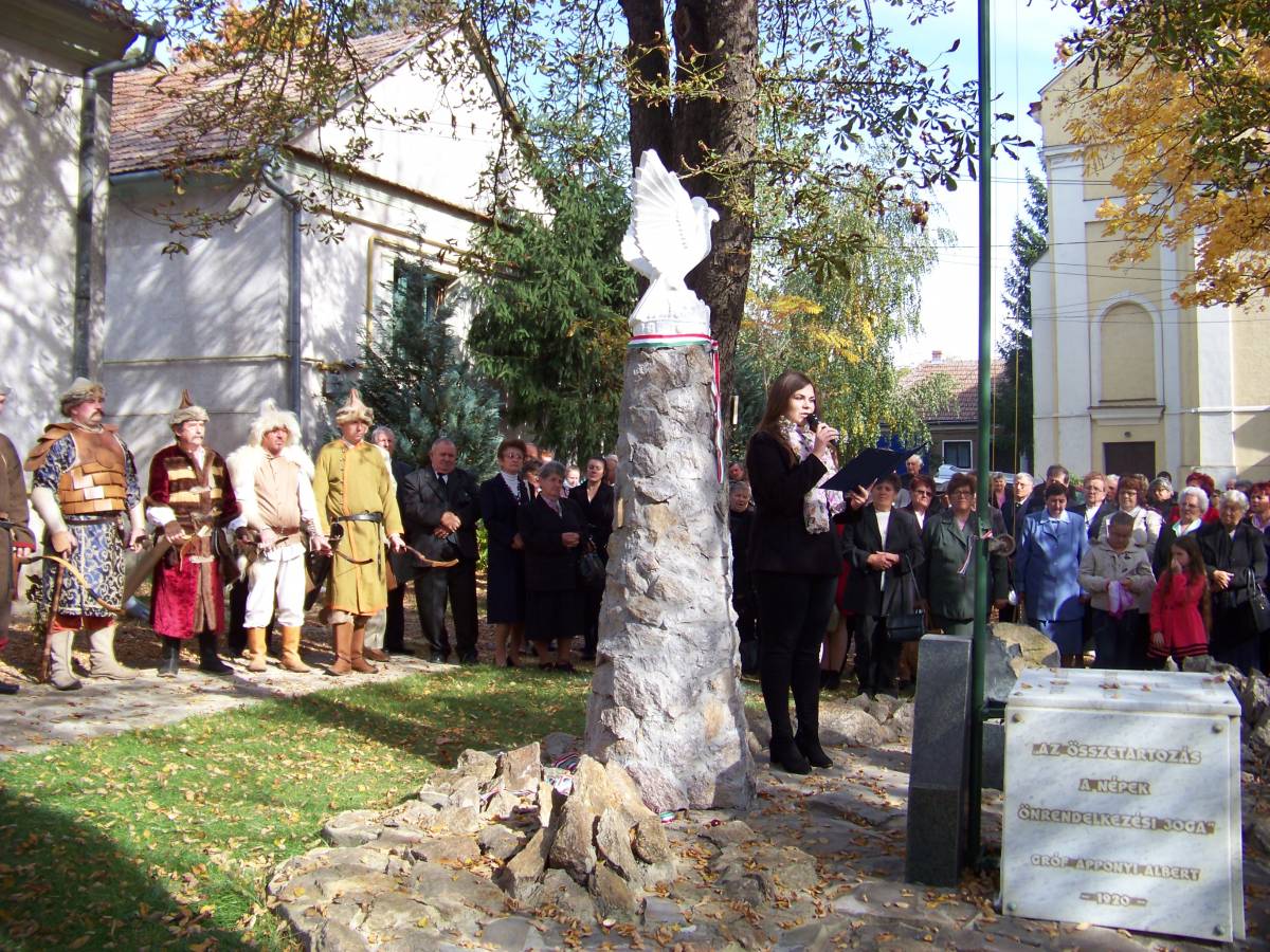 Turulszobor-avató Érmihályfalván: a magyarság eredetmadara egyre kevesebb helyre szállhat le &bullet;  Fotó: Sütő Éva