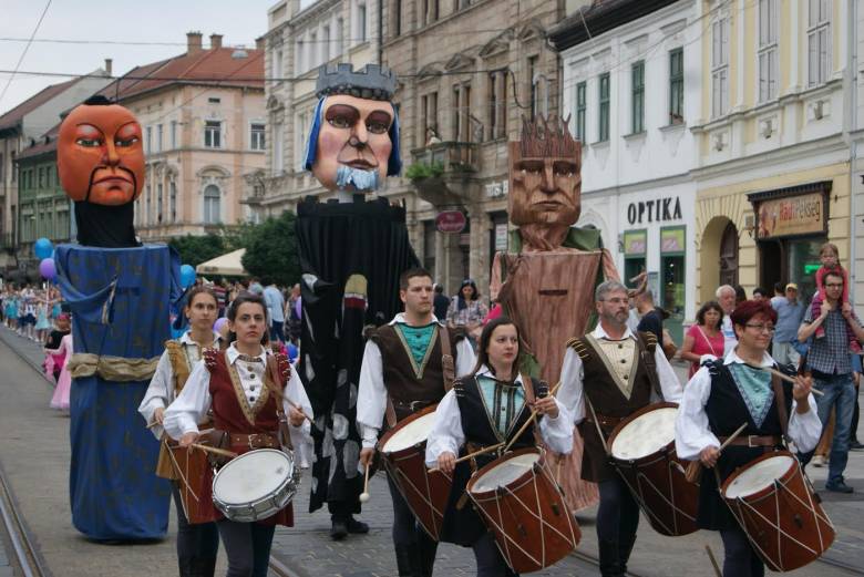 A fesztivál nyitánya: felvonulás Miskolc belvárosában •  Fotó: Csermák Zoltán