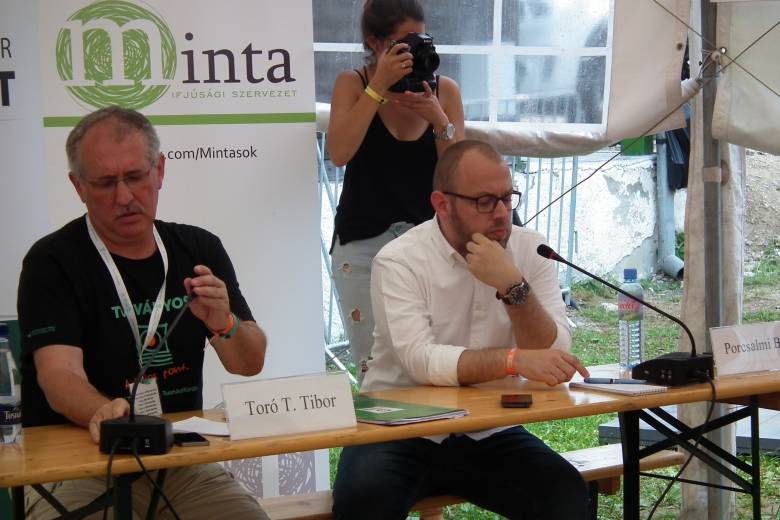 Mikrofonigazítás: indul a Toró T. Tibor–Porcsalmi Bálint-párbeszéd •  Fotó: Kelemen Álmos