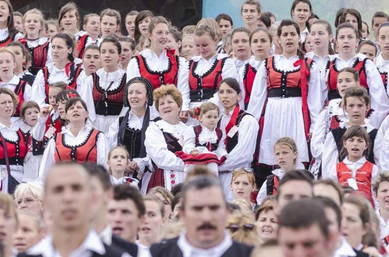 Székely leányok ezrei a Nyeregben