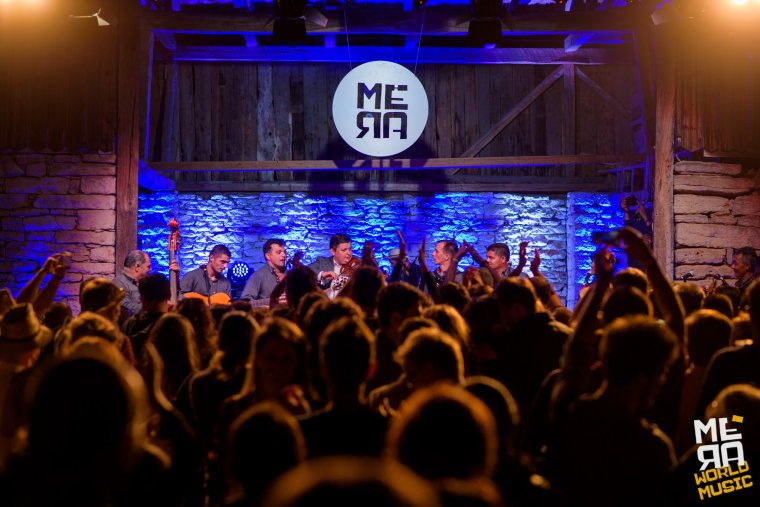 A világzene ünnepe Kalotaszegen – premierkoncertek és közösségi szövés a mérai csűrfesztiválon