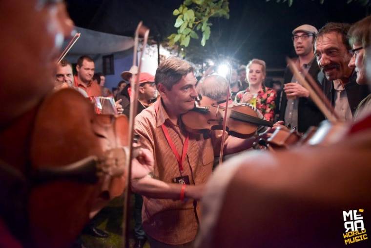 Csűrfesztivál: világzene és legényes