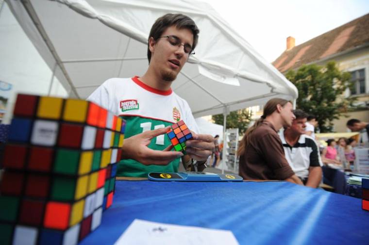 Kockások közöttünk: a Rubik-kocka szerelmeseiről