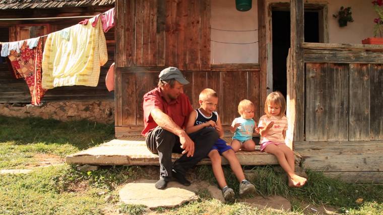 Filmen egy székely falu divattervezője