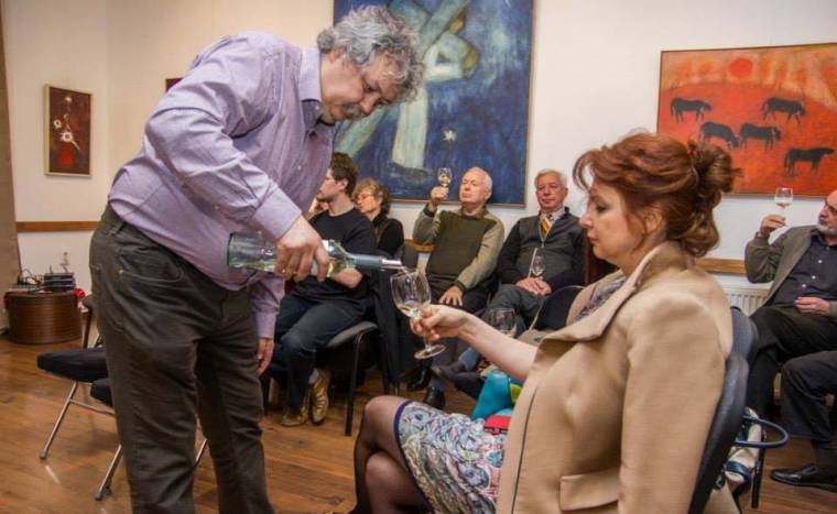 A bábos borász talpon maradt