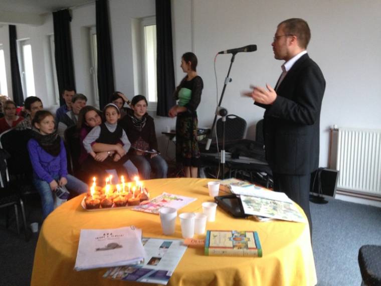 Húsz gyertyaszál a Koinónia Kiadó tortáján