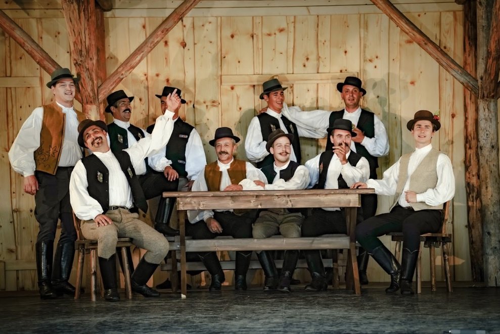 A Hargita Nemzeti Székely Népi Együttes foklórműsorának előadói •  Fotó: Hagyományok Háza