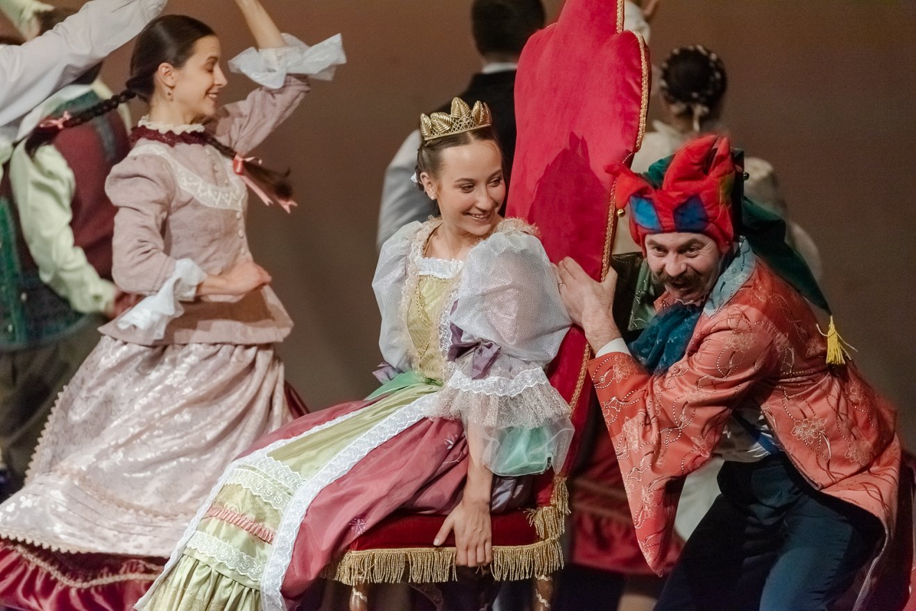 Részlet Katica, az örökké síró királykisasszony című előadásból •  Fotó: Hagyományok Háza/Gábos Albin