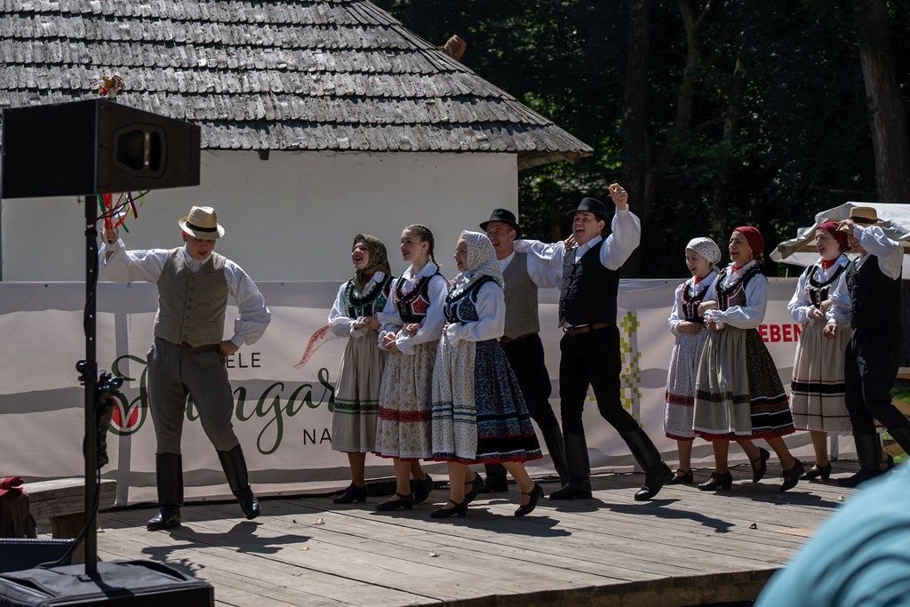 Néptáncosok seregszemléje a nagyszebeni skanzenben •  Fotó: Szeben. ro
