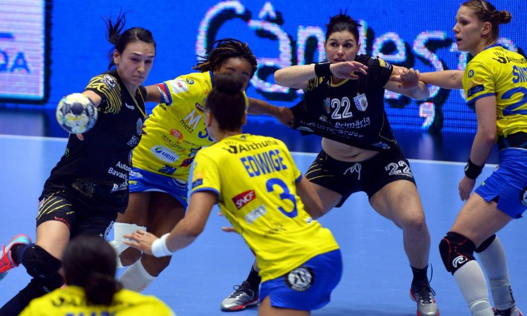 A Cristina Neaguval (balról) felálló romániai sztárcsapat viszontagságos párharc során jutott tovább a Metz ellen &bullet;  Fotó: Digisport. ro