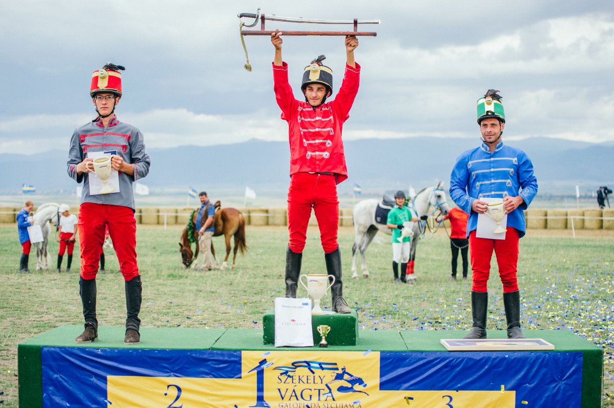 A Székely Vágta első három befutója: Papp Alpár, Tamás Csaba és Zsigmond János a háromszéki dobogón &bullet;  Fotó: Gecse Noémi