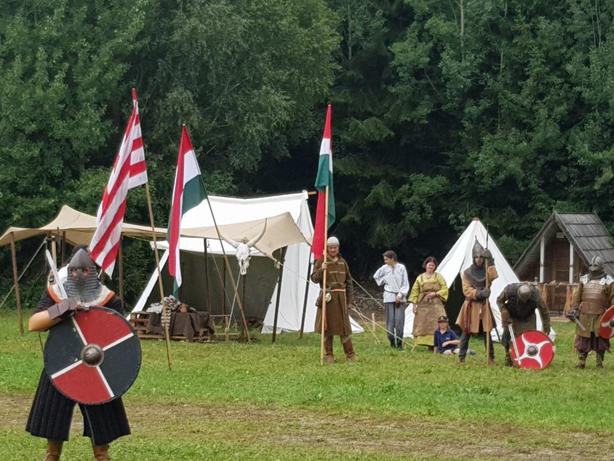 Az EMI gyergyószentmiklósi nyári táborából az immár hagyománynak számító íjászat sem maradt ki &bullet;  Fotó: Gergely Imre