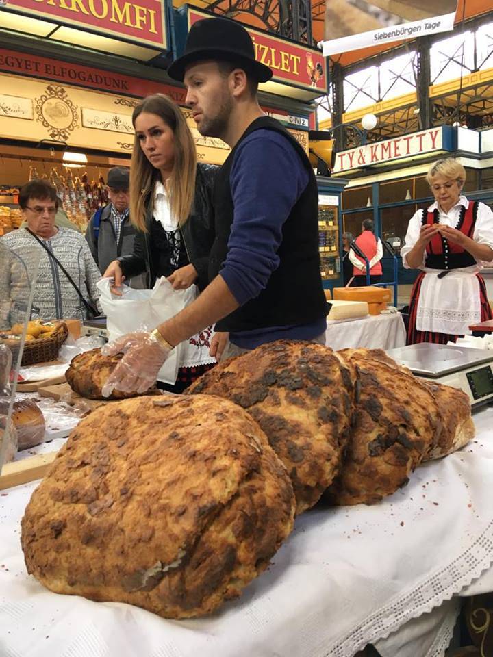 A népviseletbe öltözött termelők a házikenyeret is szívesen kínálták •  Fotó: Ilyés Szabolcs