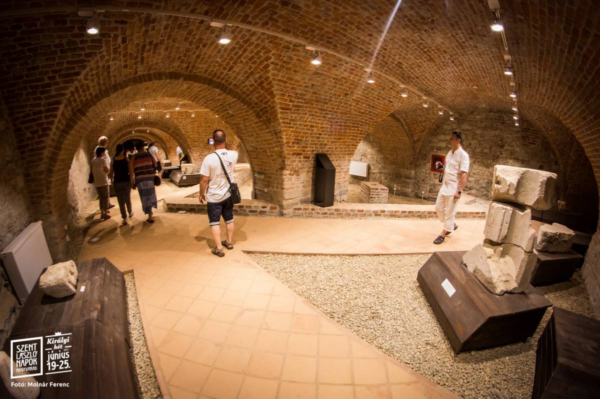 A legendákkal és anekdotákkal fűszerezett tárlatvezetés időutazással is felért a nemrég felújított várban &bullet;  Fotó: Molnár Ferenc